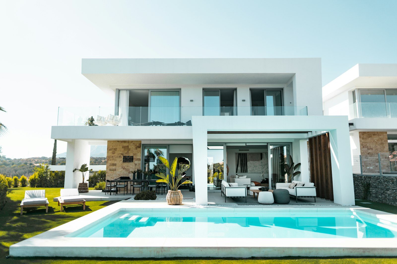 Piscine contemporaine devant une villa
